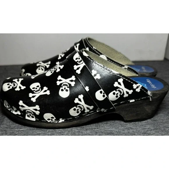 Cape Clogs 39 Black Patent Leather Wooden Scull Crossbone Comfort Swedish - Picture 4 of 9